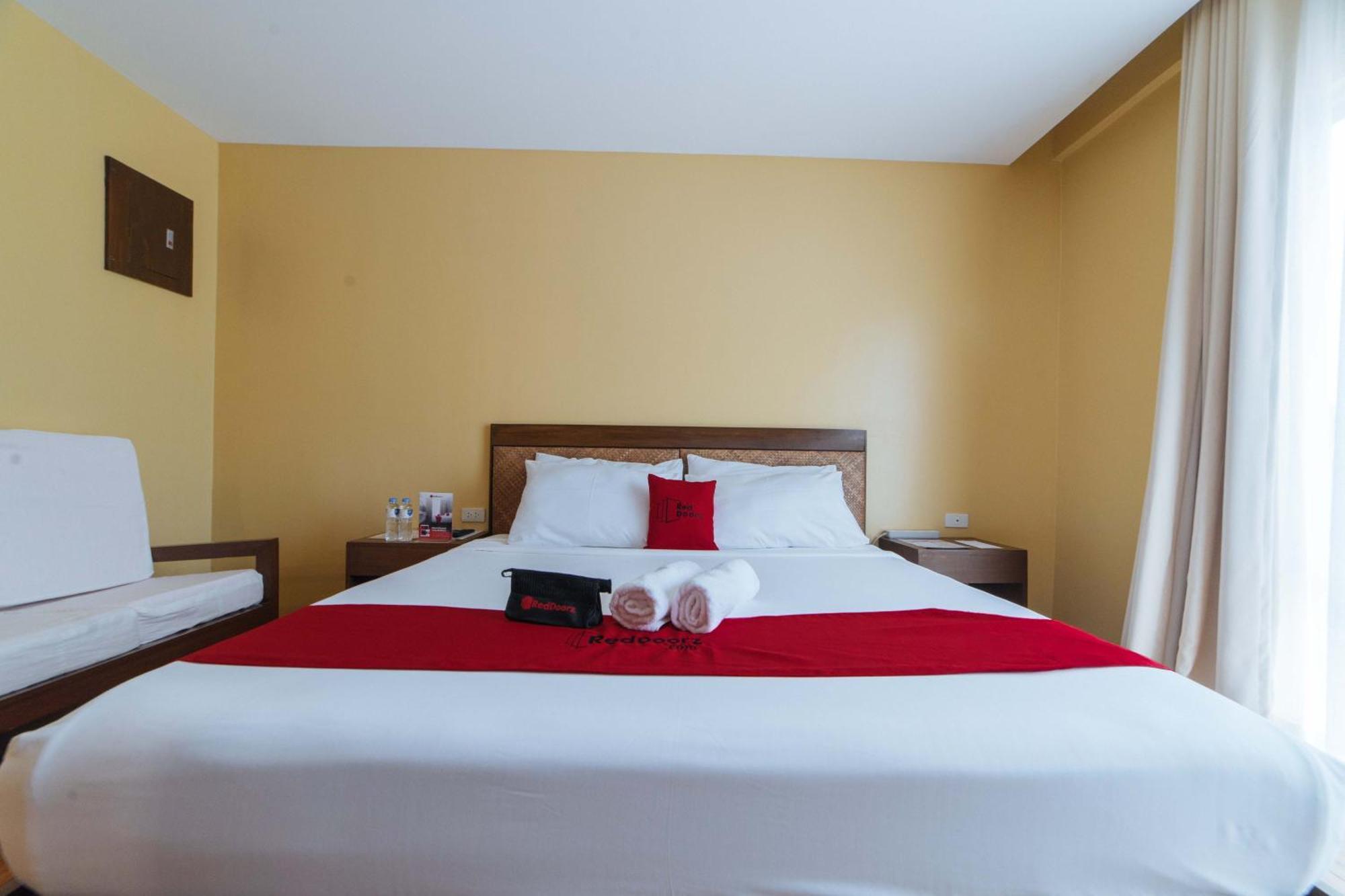 Reddoorz Premium Near Health Centrum Banica Roxas Exterior foto